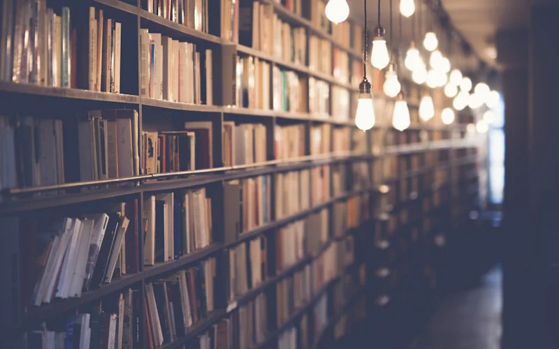 Étagères de catalogues et magazines